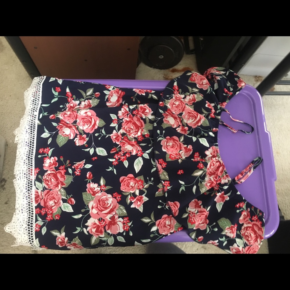 Printed flower off shoulder tank.